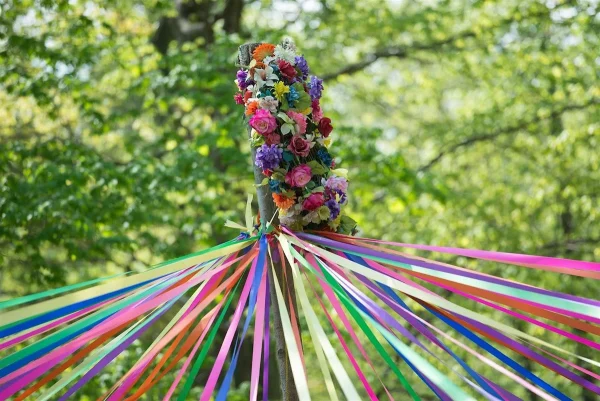 Image of the top of a Maypole